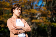 【画像】フェミさん「成人男性が女性の頭を押さえつけるように触ってるポスター、まじでホラーなんだが･･･････犯罪だろ！」⇒！