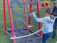 ロープ2本でボールを迷路の頂上まで運ぶ巨大ゲーム、女の子の手際に「この子をゲーセンに連れて行け」【海外の反応】