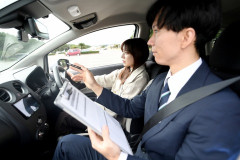 娘が教習所の教官に「良い匂いがして我慢できなくなるから傾いてこないでねー」と注意された