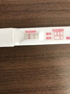 【相談】付き合って半年の彼女が陽性と出てる妊娠検査薬を置いていって震えてる まだ大学生で貯金も15万しかなくて幸せにさせられる力もない どうしたらいいんや…