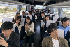 【画像】令和と昭和の社員バス旅行が雰囲気違い過ぎると話題にw