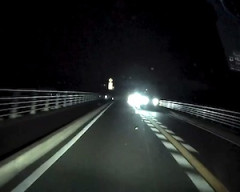 【動画】こわっ！真っ暗な道に突然現れた横向きハイエースにヒヤッとするドラレコ。
