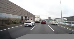 【動画】プリウスさん、混雑した高速で『品のある路肩追い越し』を披露してしまうｗｗｗｗ
