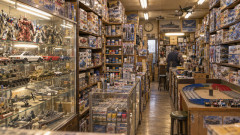 【懐古】町のプラモ屋の雰囲気、最高だったよな…狭い店内、天井まで積まれた箱、独特の匂い、もうあの空気は味わえないのか