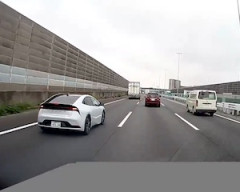 【動画】スムーズな動きで自分だけ1車線増やしてしまうプリウスが目撃される。