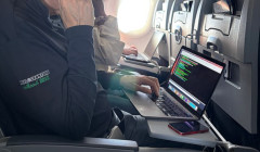 「飛行機で隣の人がPCしてる！何見てるか見ちゃおっとｗ」 → ヤバすぎるものが映ってて人生終了する・・・