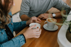 【お金】40代で婚活をしていますが、“デート代”を毎回おごるのが正直きついです…。月に「4万円」かかることもありますが、割り勘をお願いしたら女性から敬遠されるでしょうか？