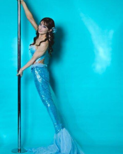 【驚愕】熊田曜子さん、腕力だけでポールにつかまるマーメイド姿がガチでヤバすぎるｗｗｗｗｗｗｗｗｗｗ
