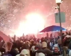 【動画】教会の祭典の花火が暴発して10人が死亡、64人が負傷した事故。
