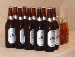 飲み会でチャラ男が超美人に抱き着いた。次の瞬間、美人はビール瓶で男の頭をぶっ叩く…！　男「きゅ、救急車…」美人「あれ、なんでﾀﾋなんの？」　→　そして警察の事情聴取は……
