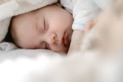 私「うちの子の体重が増えないんです。離乳食はたっぷり食べさせているのに…….」医者「うーん…」　そんなある日、深夜に目覚めると私の隣に寝てたはずの赤子がいない　→　トンデモナイ光景を目撃した……