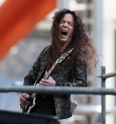 世界的ギタリスト、神社でダンス動画撮影する外国人旅行者に注意喚起「日本は外国人を優雅に迎え入れてきた。このような無礼が続けば…」