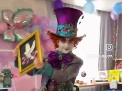 絵の中のハトが本物になって飛び出す、子どもの誕生日会に呼ばれたマッドハッターの手品【海外の反応】