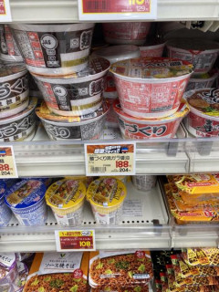 【悲報】カップラーメンの値段、麺作りがついに200円に…もう終わりだ猫の国。きついわ