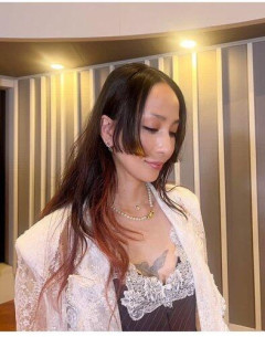 【画像】43歳・中島美嘉、“タトゥー丸出し”近影公開　胸元、腰までガッツリ