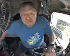 【動画】運転中に運転席を離れたトラックドライバーが事故を起こすインカメラ。