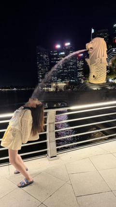 【画像】　橋本環奈、マーライオンからの噴射を開脚エビ反りで受け止める姿を公開