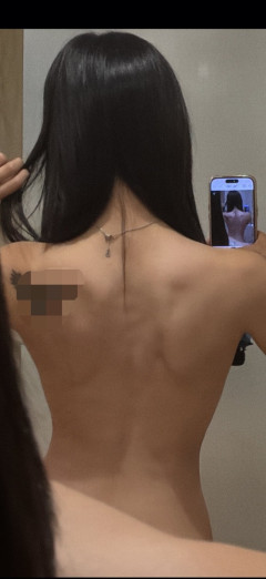 【画像】女の子「肩も手も鎖骨もデカいし私マジ男すぎる(ﾊﾟｼｬｯ」
