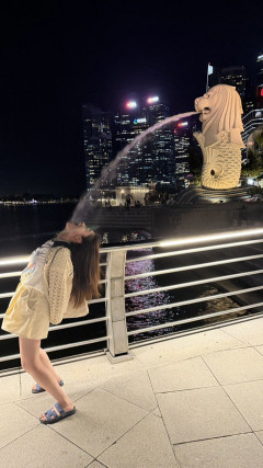 【衝撃】橋本環奈　旅先での大胆過ぎる「のけぞりショット」披露　豪快ながに股で…　あまりに豪快な水芸？にSNS沸く