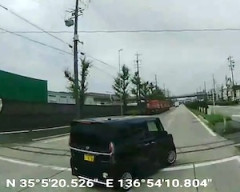 【動画】踏切内でUターンしようとした軽四に突っ込んでしまうドラレコ。