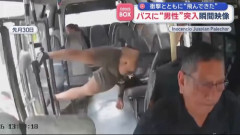 走行中バスのドアを突き破りエクストリーム乗車した男性、激写されるｗｗｗｗｗｗ