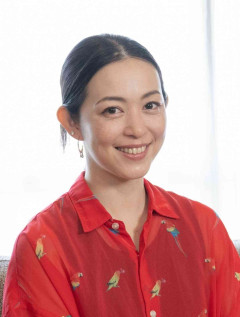 芸能界引退から6年…岩佐真悠子が介護士としてCM出演　39歳の現在“自分らしく働く”姿描く