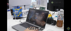 【画像】大手企業のOL、PCの壁紙がいかつすぎるｗｗｗｗ