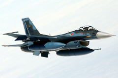 空自百里基地、F-2戦闘機「能力向上型」を計20機配備へ…長射程巡航ミサイルを運用！