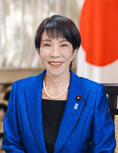 【悲報】英紙「日本の首相はゴキブリが好きかもしれないが、彼女自身も害虫とみなされ始めている」