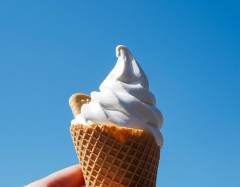 ＳＡでソフトクリーム舐めてるおじが気持ち悪い