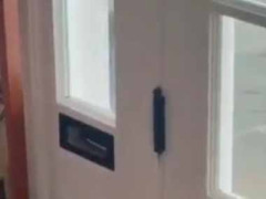 郵便屋さんがやってきた。手紙を郵便受けに入れる → うちの彼はいつもこうなります…