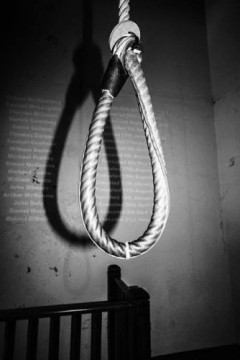 日本の死刑って生きたまま執行するけど