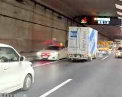 【動画】東京外環を逆走して逃走車を追いかけるパトカーが目撃される。