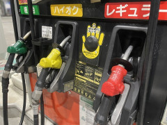 セルフガソスタの従業員「（監視モニター見て）この客は給油準備できたな。許可ボタン、ポチッ！ｗｗ」⇒
