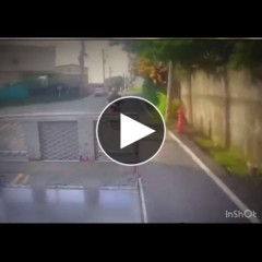 【動画】バイカス、すり抜け失敗