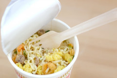 カップヌードル麺量65g（総内容量78g）、カップスター麺量60g（総内容量醤油は71g味噌等は78g）、QTTA麺量61g～66g