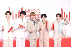 今年の紅白はどうなる　「最後の大物」出場歴なし78歳の動向　NHKを悩ませる「EBiDAN」と「M!LK」の扱い