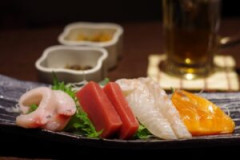【命題】なぜ刺し身でご飯は食えないのに、寿司だと食えるのか？