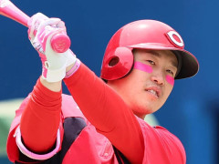 カープ小園が由宇球場でサイン会開催！14歳に「俺とはまだ結婚できへんな」