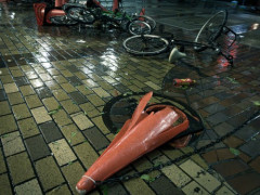 【動画】名古屋の豪雨、帰路を急ぐ「三角コーン」が泳いでしまうｗｗｗｗｗ