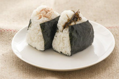 彼氏が泊まりに来た日の朝ごはんは毎回おむすび、お味噌汁、卵焼き
