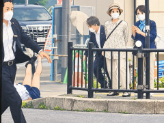 【衝撃】安倍晋三銃撃事件で警官とぶつかって転んだ通行人、奈良県と3900万円で示談　あの女子高生？