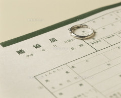 嫁「（間男）と再婚したいから別れてください」俺「いいよ。幸せになってな＾＾」嫁「！？(((；ﾟДﾟ)))ｶﾞｸｶﾞｸﾌﾞﾙﾌﾞﾙ」俺（どれだけ自信過剰なんだ…）　→　結果はやはり……..