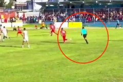 【動画】サッカーの試合中に主審がおかしな倒れ方をしてしまう(@_@;)