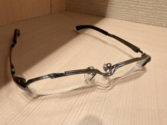 【悲報】メガネ総額15000円、これボッタクリ？・・・・・・・・・