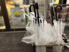 外国人「日本人は財布は届けてくれるのに、傘は微塵も迷わず盗む…」