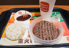 【衝撃】韓国人「ご飯とパティだけ？」日本のバーガーキング、2025年の限定メニューを食べた結果