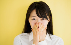 先輩の結婚式に元彼が出席すると知り、彼氏へ伝えるべきか悩んでいる…