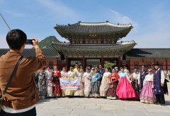 【韓国】 ソウルの景福宮で中国皇帝の衣装を着て歩き回る中国人ら…「他国の歴史を尊重すべき」