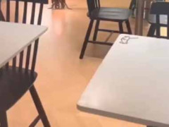 カフェの通路に集まって輪になっている人たちがいた。何かの儀式ですか？ → 違うようです…